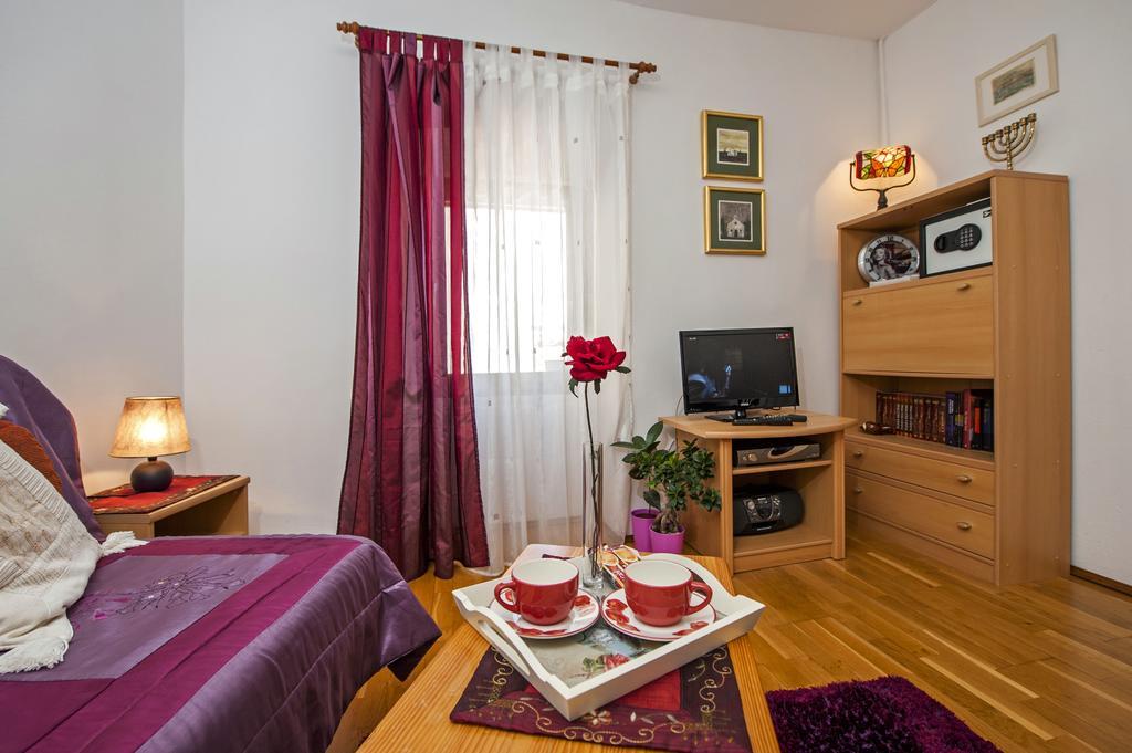 Apartment Main Street Carera Rovigno Esterno foto